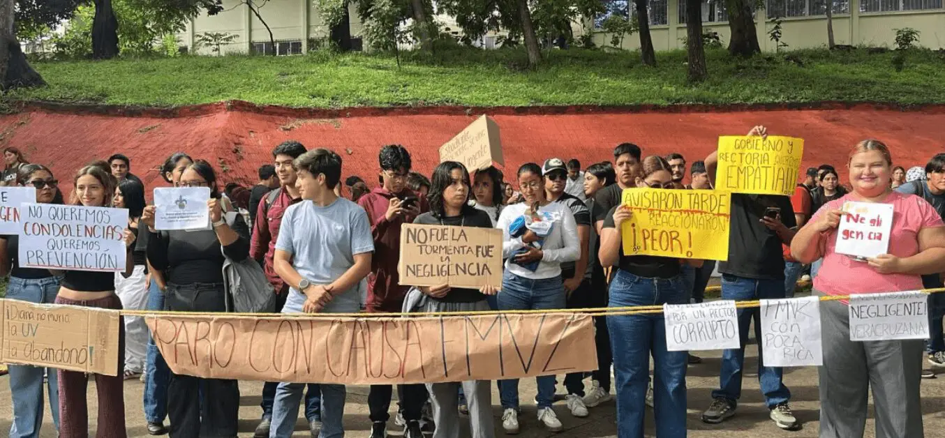 Estudiantes de la UV protestan por presunta negligencia durante inundaciones
