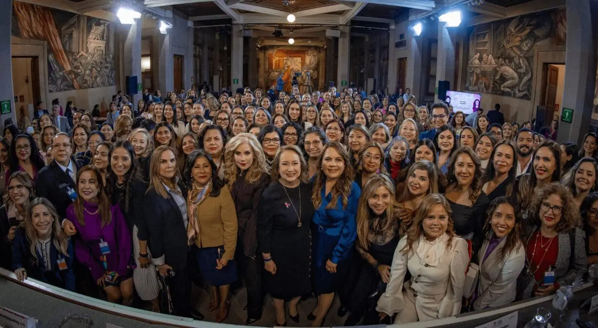 La ministra Yasmín Esquivel Mossa durante la ceremonia de ANJUZ en la Suprema Corte