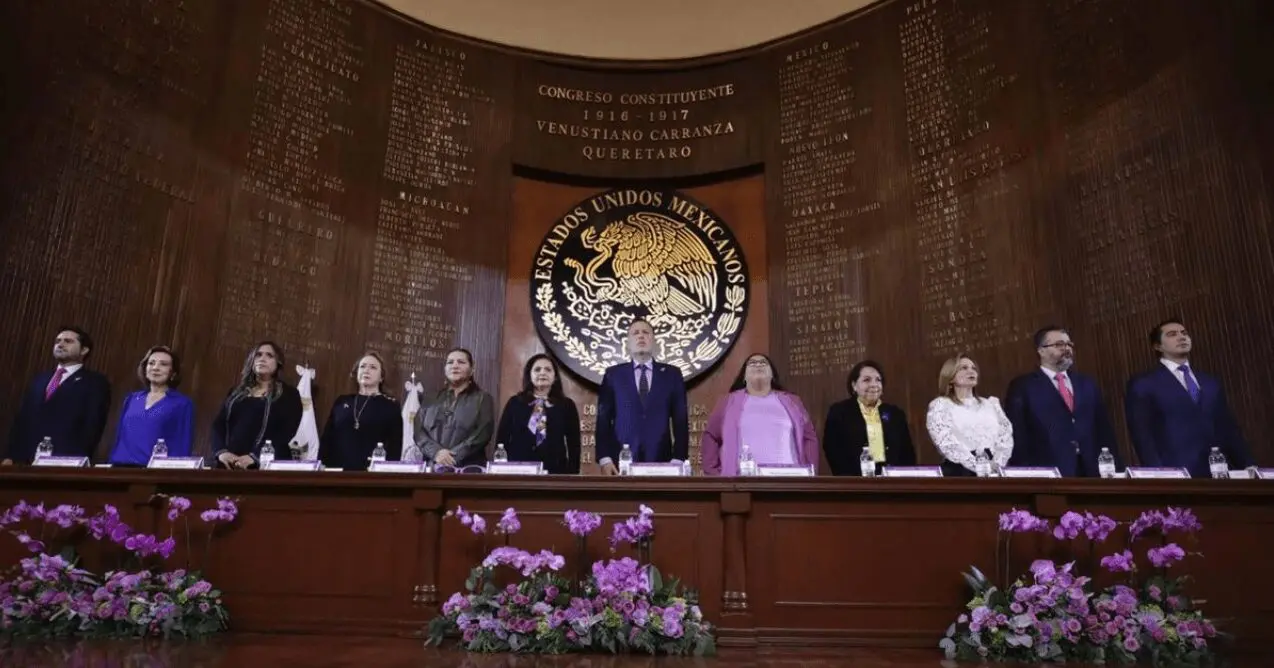 Funcionarios y autoridades durante la presentación del libro “Constitución con Mirada Violeta” en el Teatro de la República, Querétaro