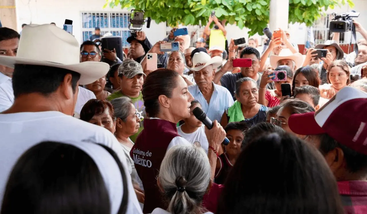 Claudia Sheinbaum supervisa labores de limpieza en Pantepec, Puebla, tras lluvias torrenciales.