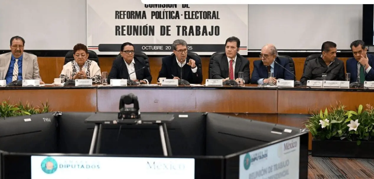 Integrantes de la Comisión Presidencial para la Reforma Electoral durante la reunión en la Cámara de Diputados.