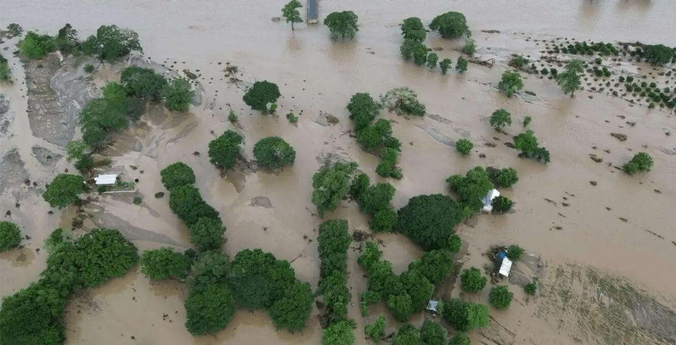 Camión del IMSS cargado con víveres y artículos de ayuda para damnificados por lluvias en Veracruz