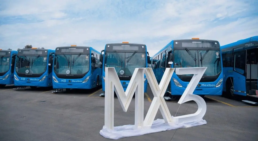 Autobuses circulando por la Línea 3 del Mexibús durante un recorrido de prueba