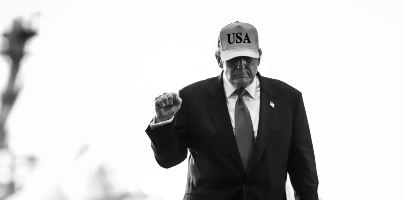 Militares de EU junto a cazas F/A-18 Hornet en el portaaviones USS George Washington