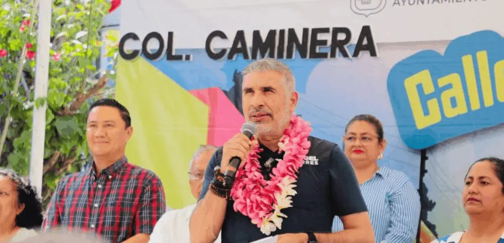 Angel Torres inaugura calle en La Caminera caption Angel Torres entrega nueva vialidad en La Caminera