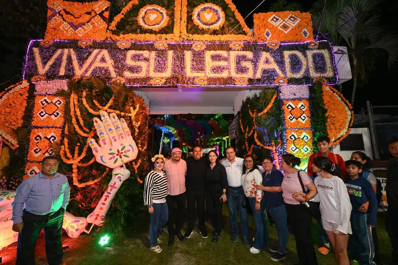 Eduardo Ramírez celebrando día de muertos