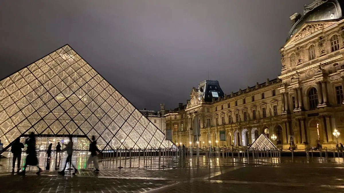 Fachada del Museo del Louvre en París