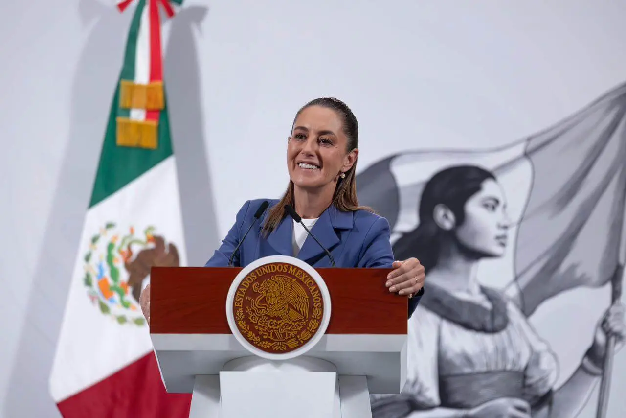 Smiling woman speaking at Mexican podium