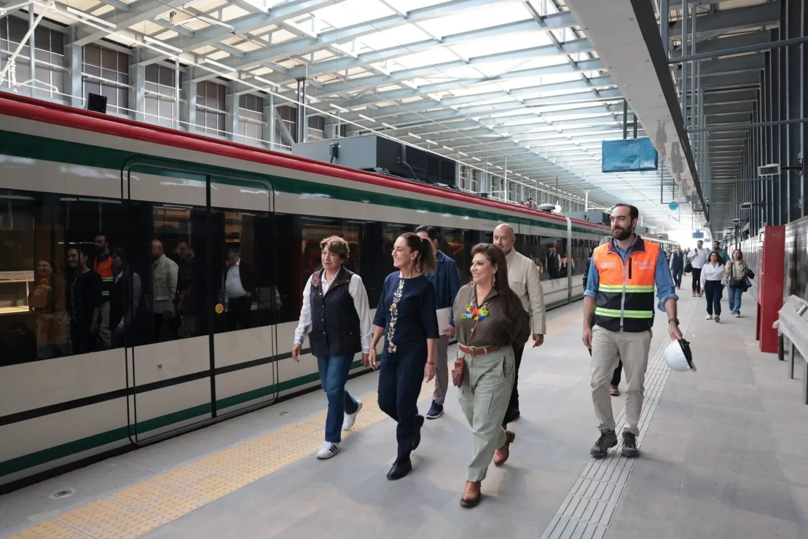 Sheinbaum supervisa Tren El Insurgente con autoridades