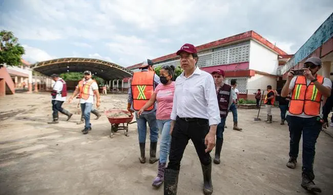 Escuela afectada por inundaciones en San Luis Potosí durante la limpieza y rehabilitación