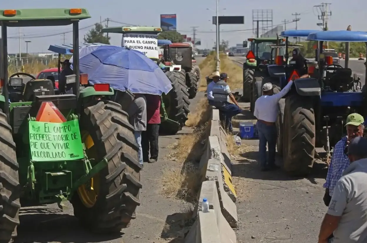 Agricultores mantienen bloqueos