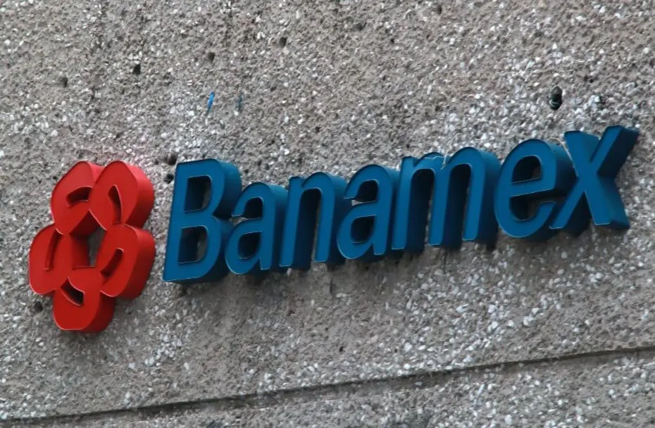 Banamex bank logo on textured concrete wall