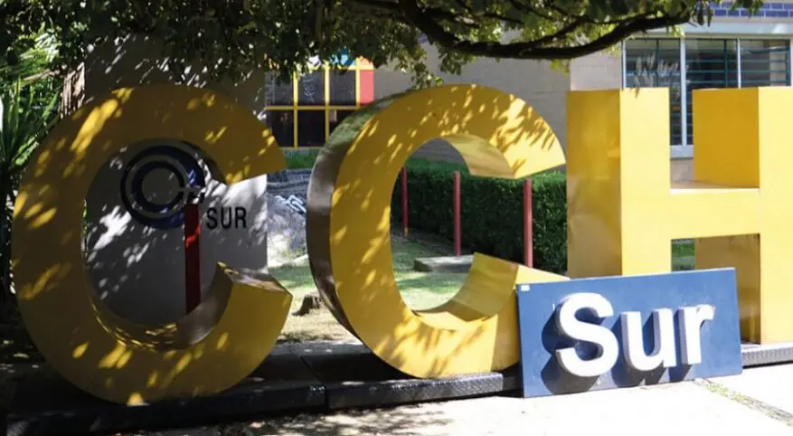 Oversized yellow CCH letters and Sur sign