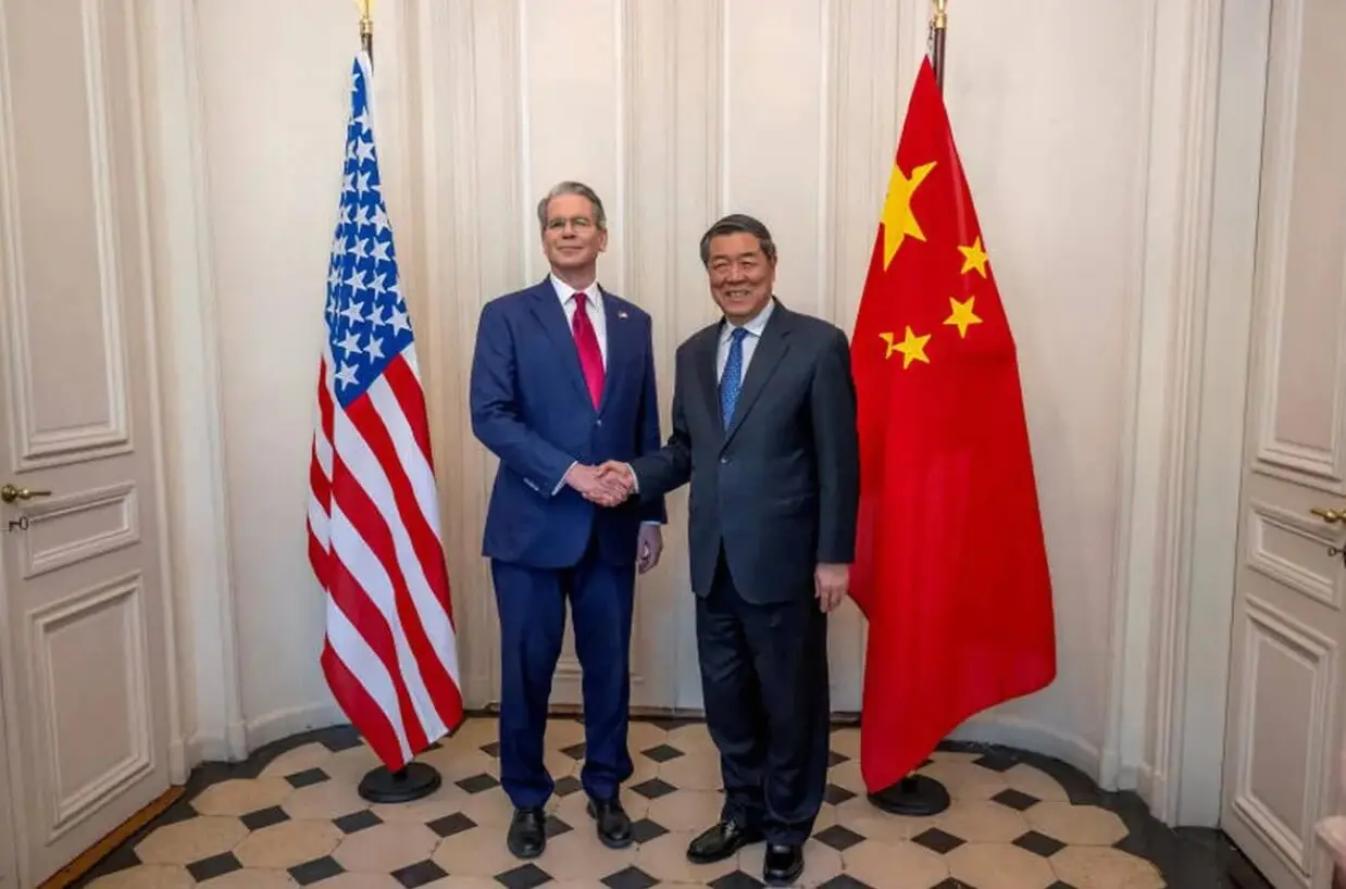 secretario del Tesoro de Estados Unidos, Scott Bessent, junto al viceprimer ministro chino, He Lifeng,