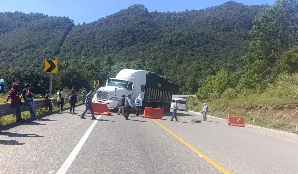 Maestros de la CNTE bloquean carreteras en Chiapas.