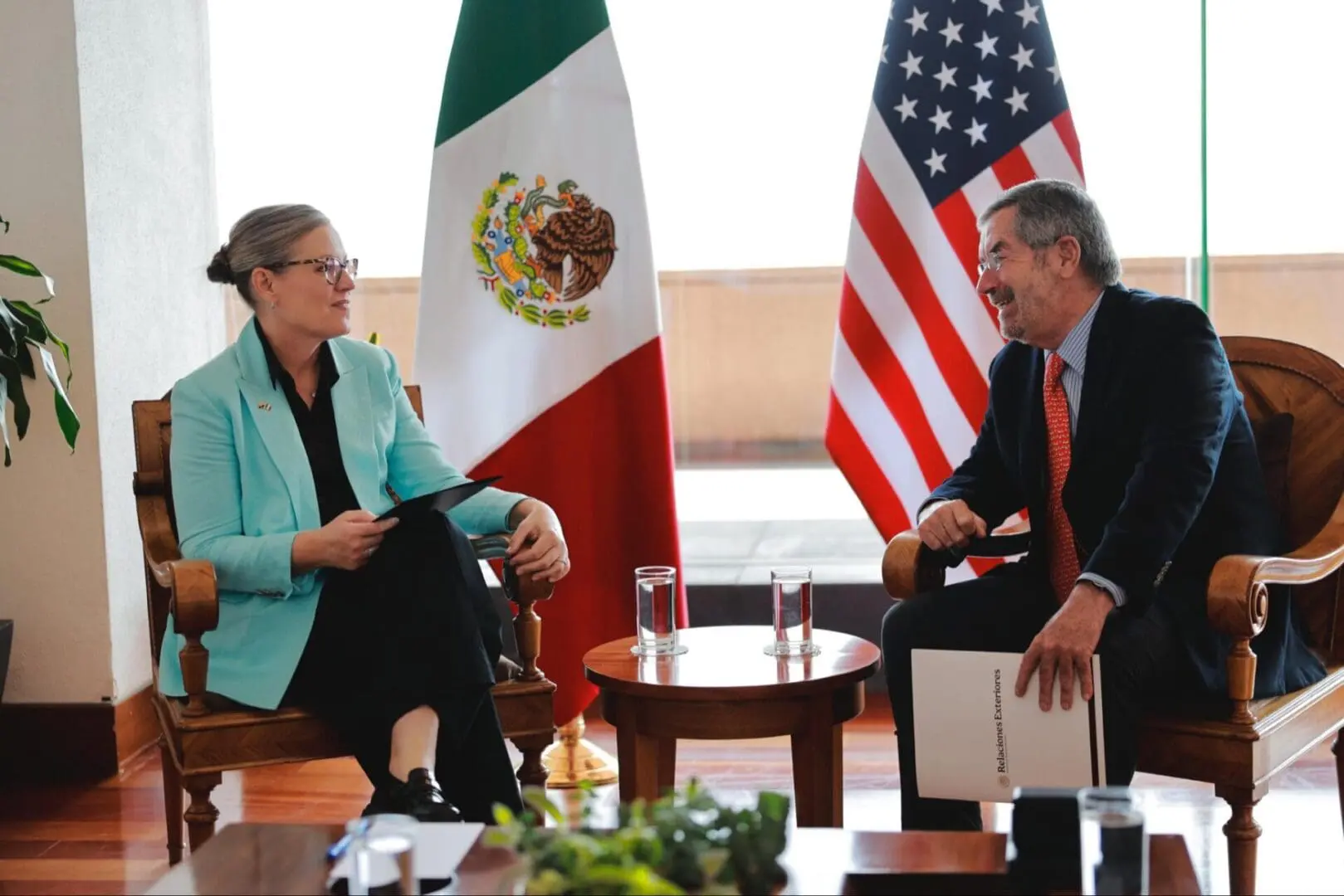 Reunión entre la gobernadora de Arizona, Katie Hobbs, y el canciller Juan Ramón de la Fuente en la SRE.
