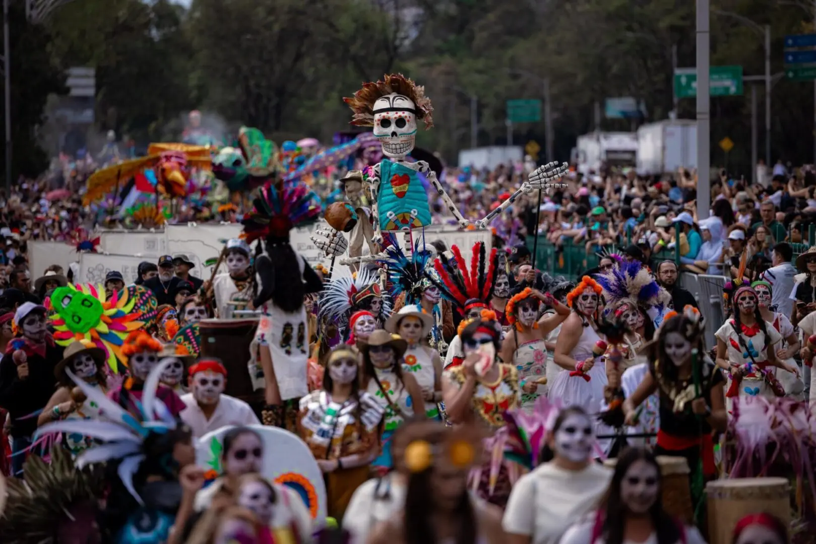 Desfile de Día de Muertos 2025 con Clara Brugada, comparsas y homenaje a la cultura mexicana