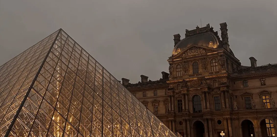Imagen del icónico museo del Louvre, uno de los recintos culturales más importantes del mundo