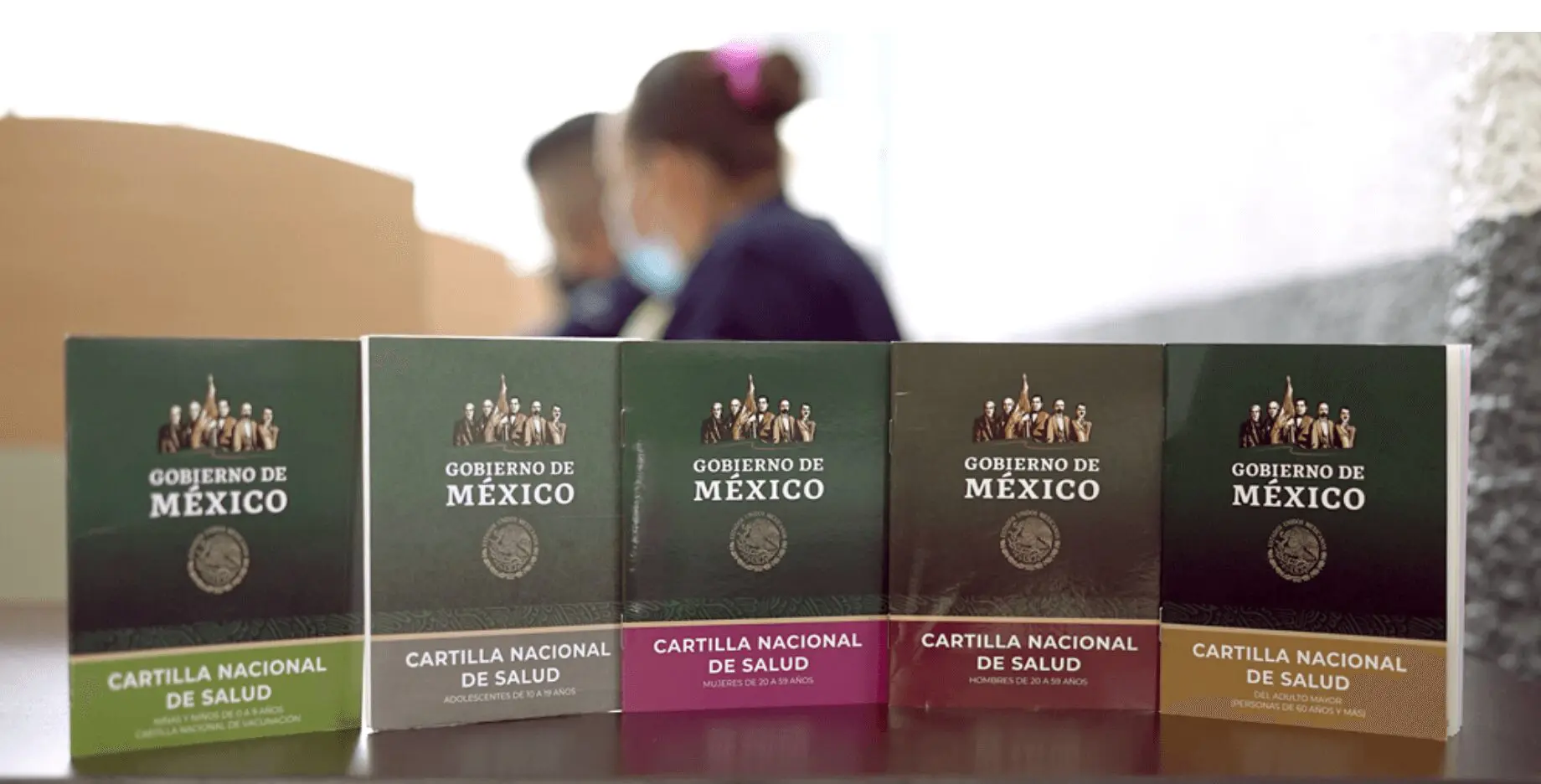 Entrega de cartillas médicas a migrantes en Chiapas