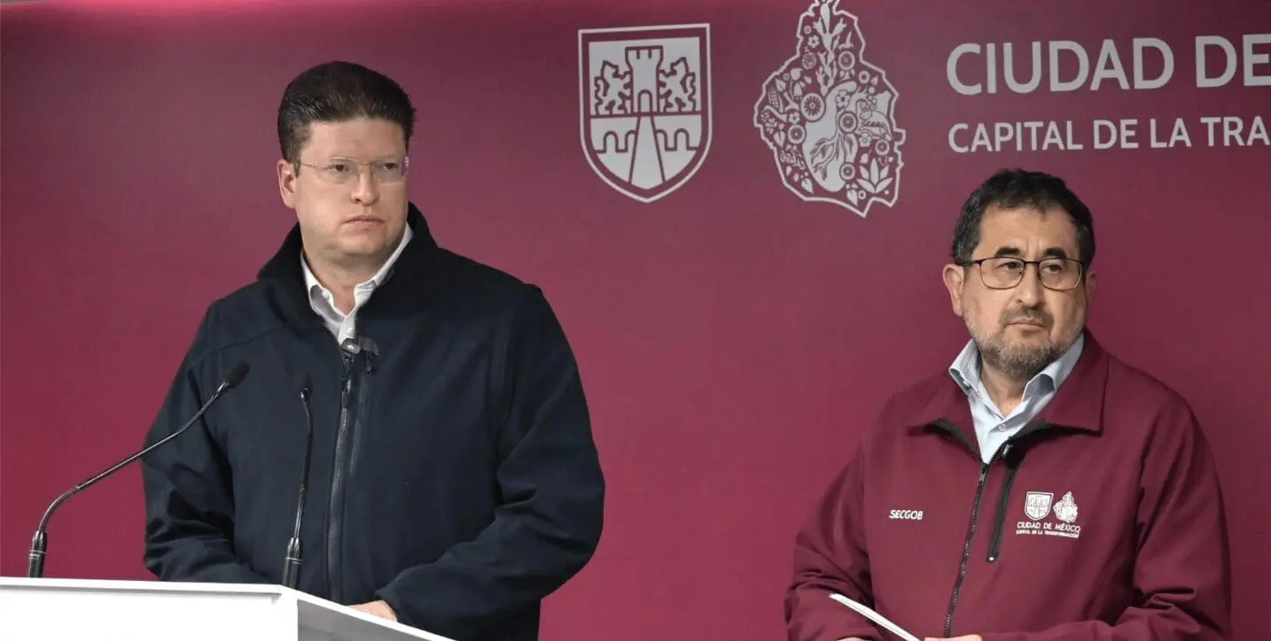 Policías resguardan un cajero tras disturbios en CDMX