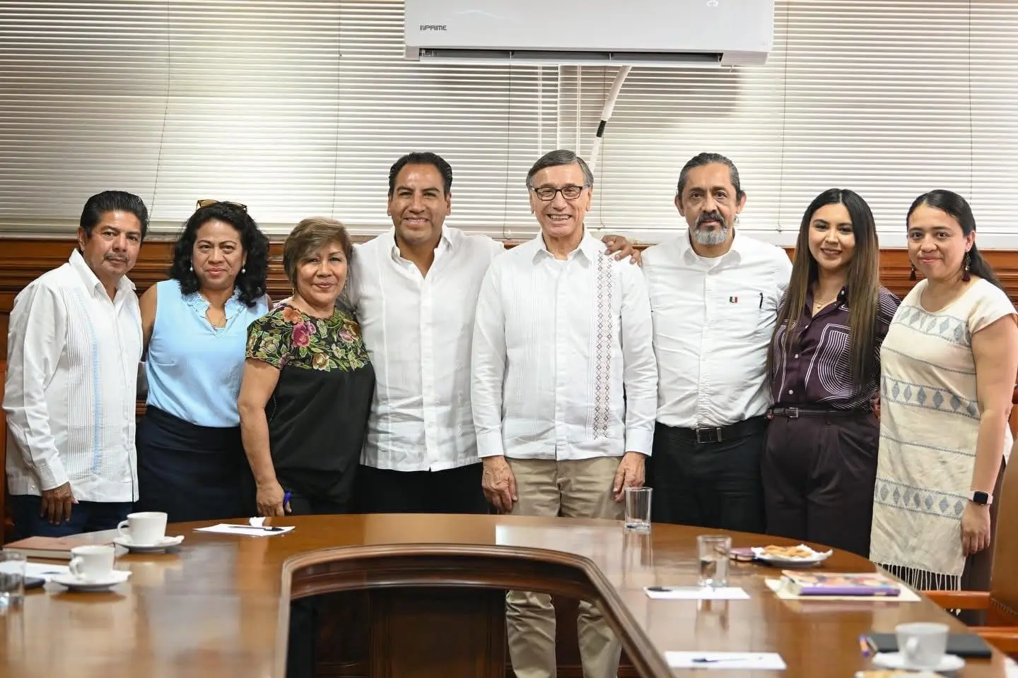 Gobernador de Chiapas y procurador agrario durante reunión de trabajo en la sede estatal.