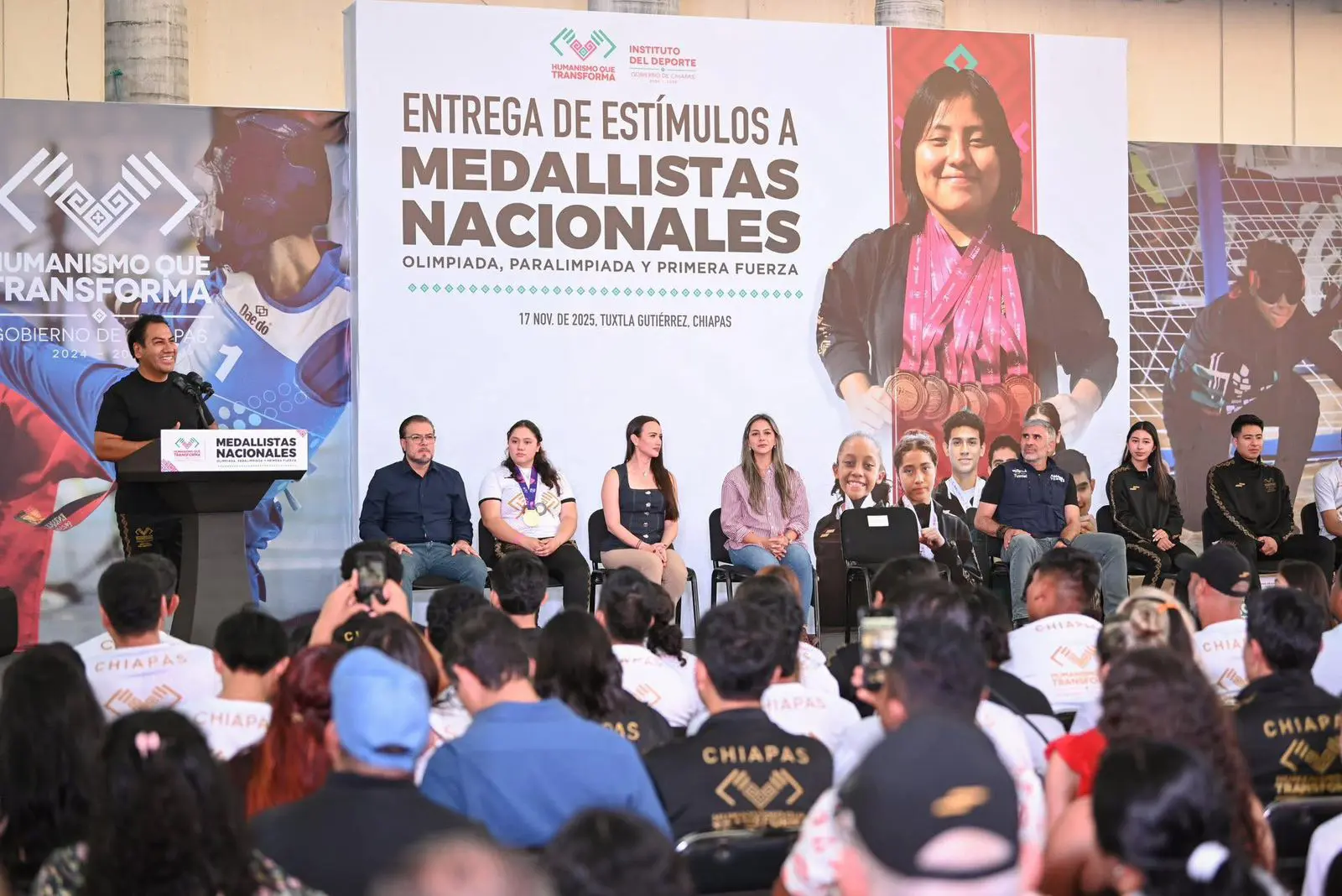 Atletas chiapanecos reciben estímulos en ceremonia oficial