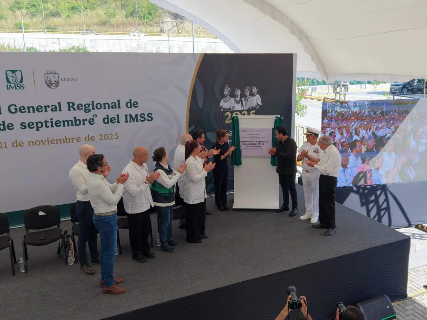 Officials unveil plaque at IMSS regional ceremony