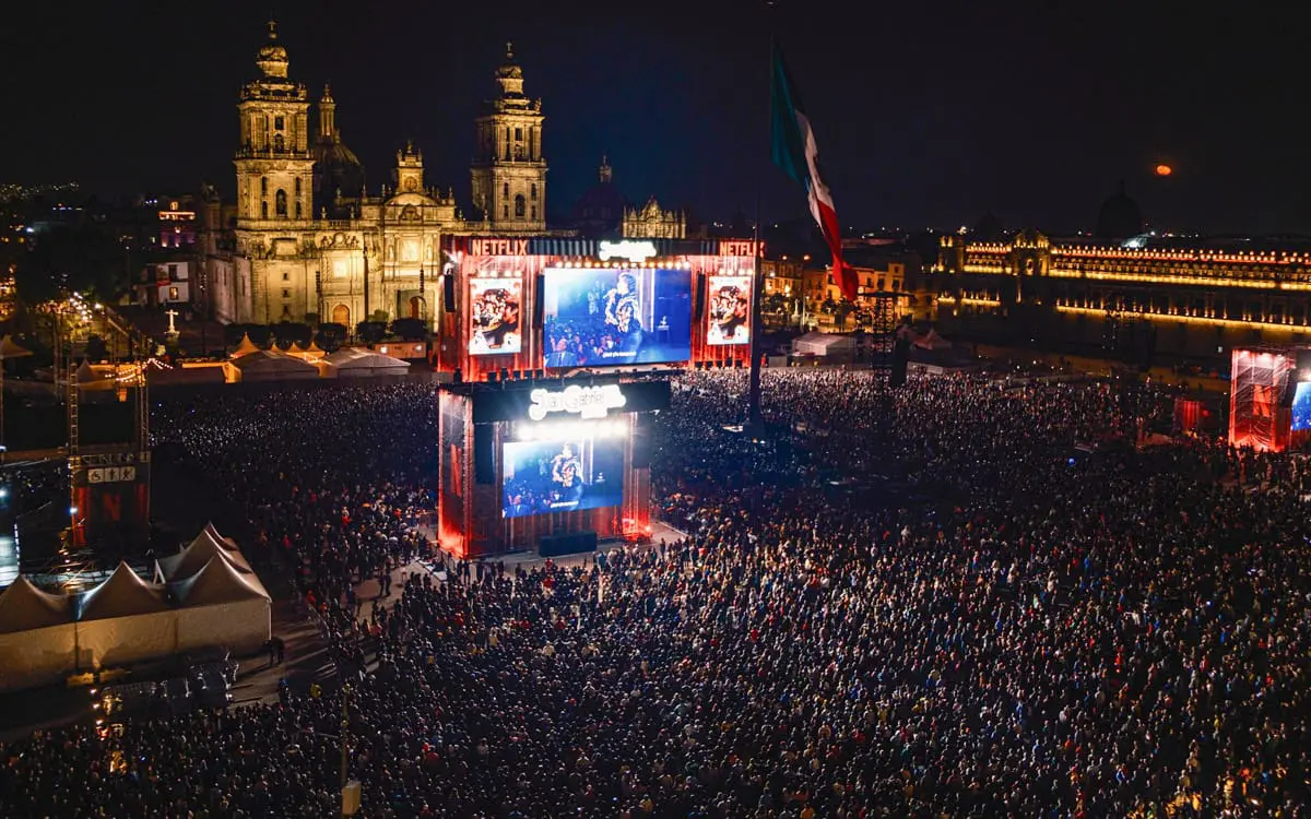 Proyección del concierto de Juan Gabriel en Bellas Artes congregó a miles de personas en el Zócalo