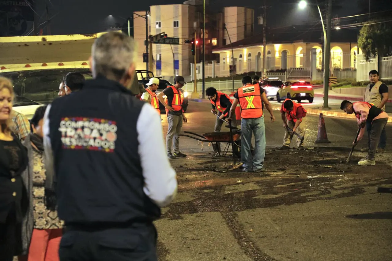 Cuadrillas reparando baches en Tuxtla Gutiérrez