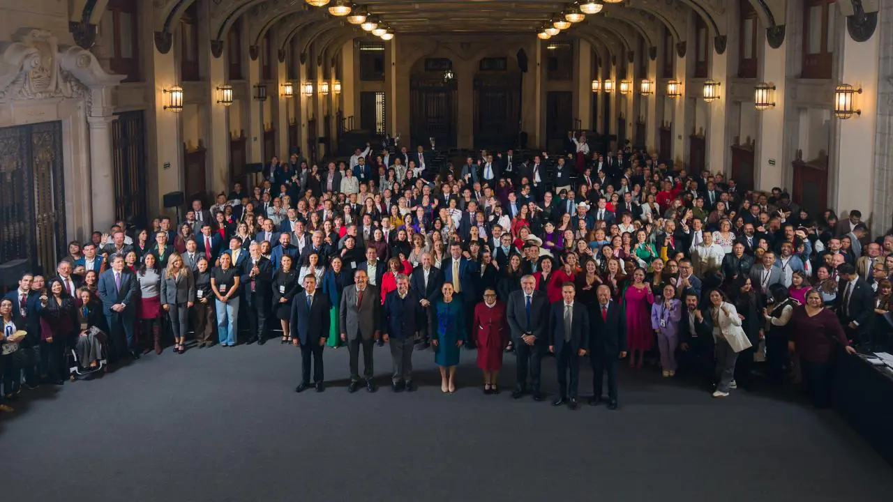 Sheinbaum con legisladores de la 4T en Palacio Nacional