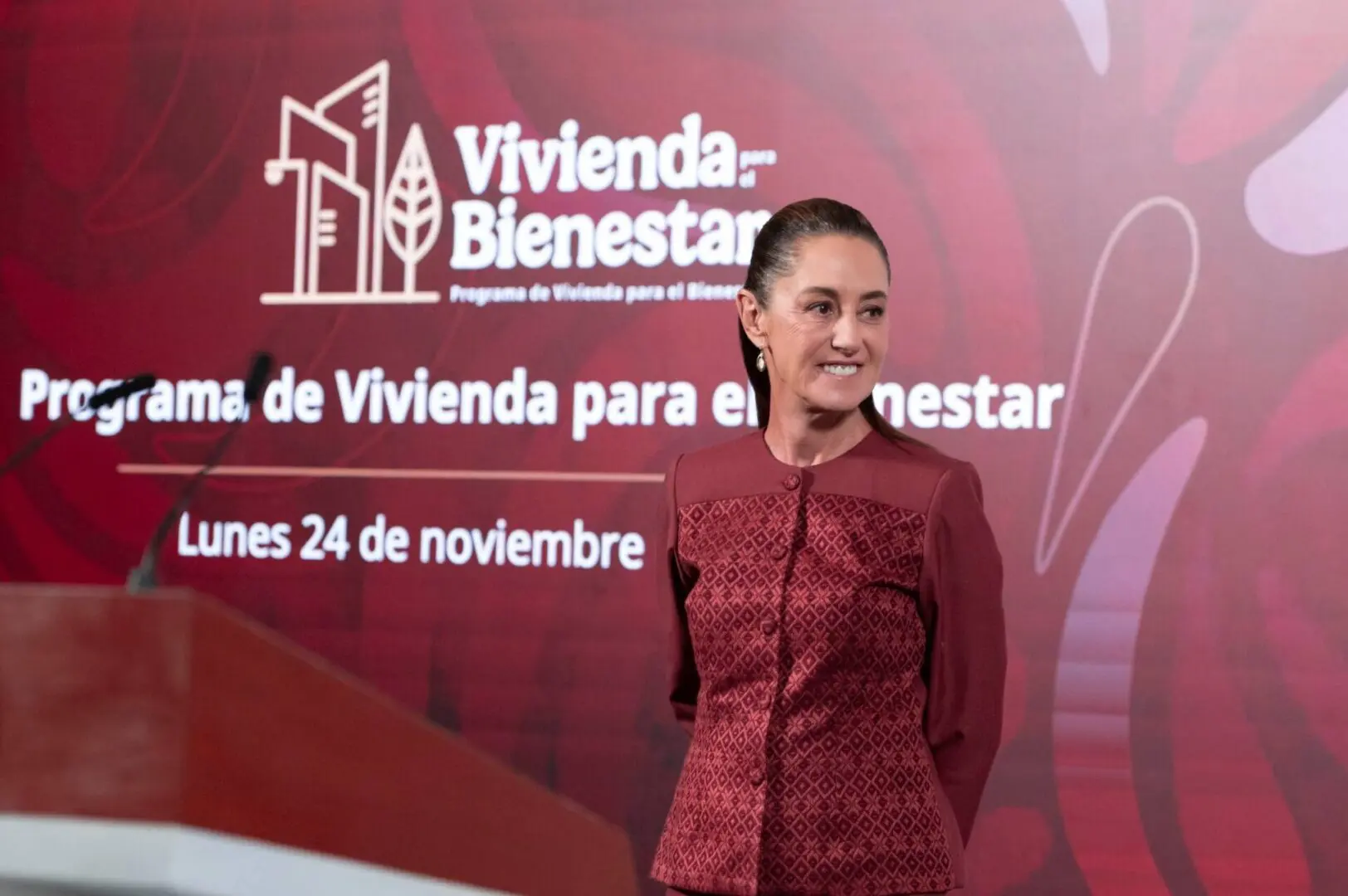 Smiling woman at Vivienda Bienestar presentation