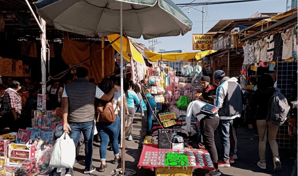 Vendedores informales realizan actividades comerciales en la Ciudad de México