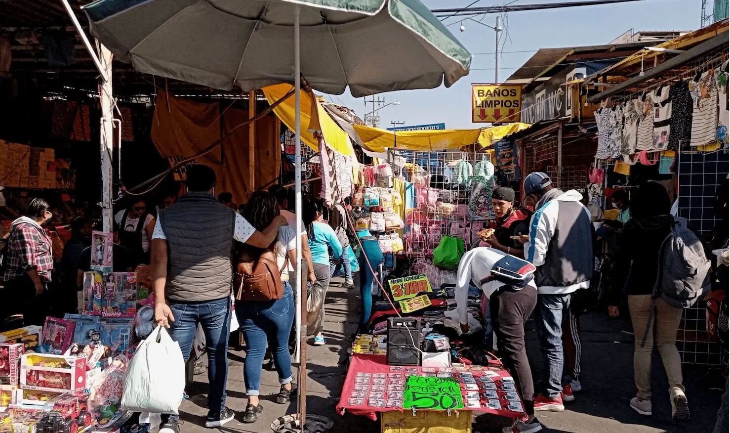 Vendedores informales realizan actividades comerciales en la Ciudad de México