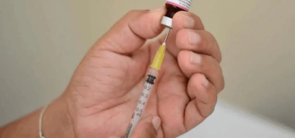 Personal de salud aplica vacuna contra el sarampión en Baja California