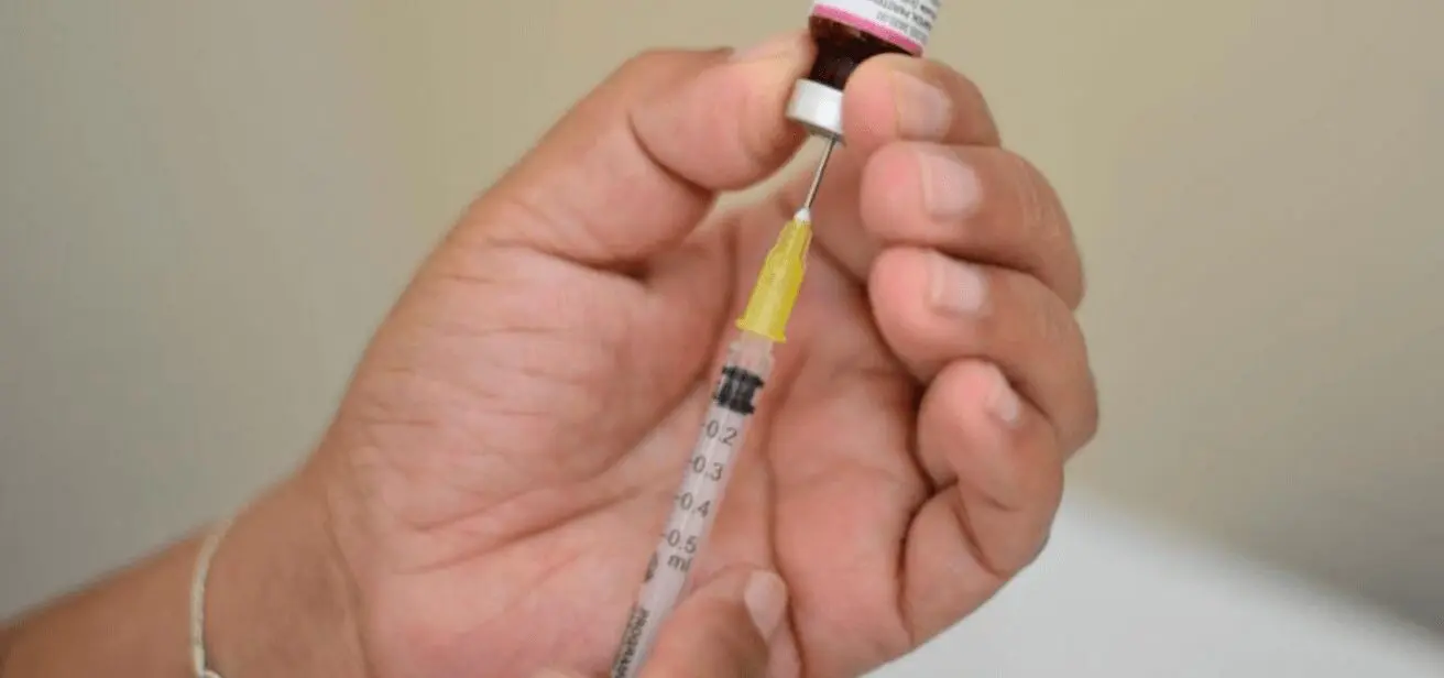 Personal de salud aplica vacuna contra el sarampión en Baja California