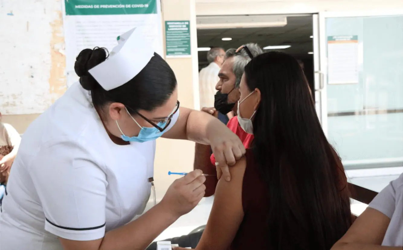 Personal de salud aplica una vacuna durante una jornada de atención preventiva