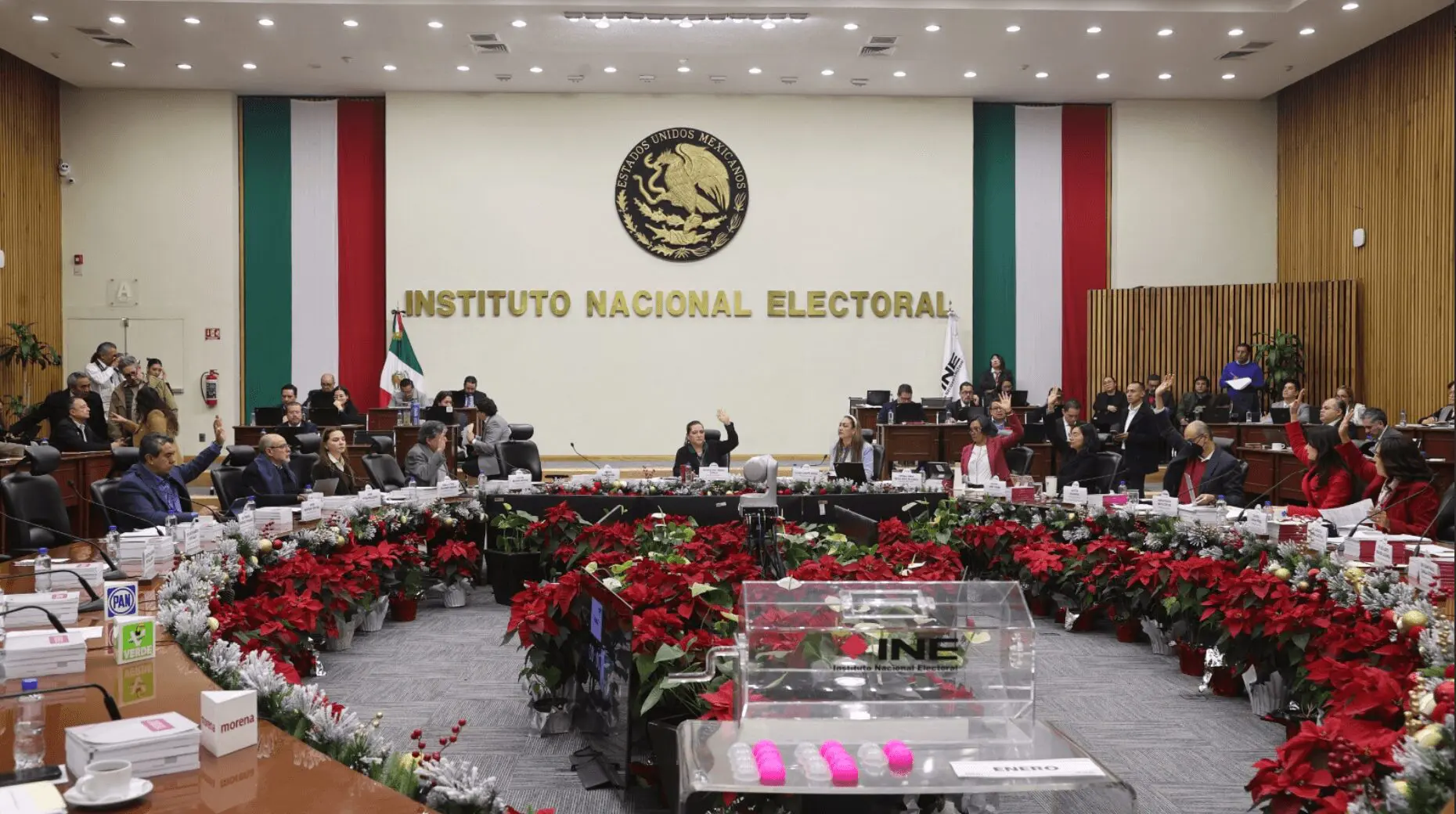 Consejeros del INE en sesión del Consejo General