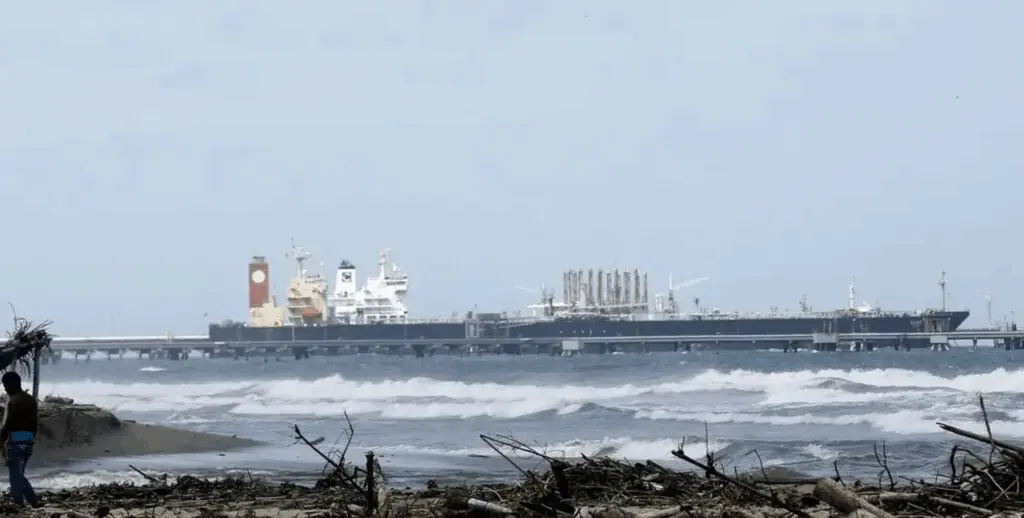 Petrolero Evana en puerto venezolano durante tensiones diplomáticas por el bloqueo.
