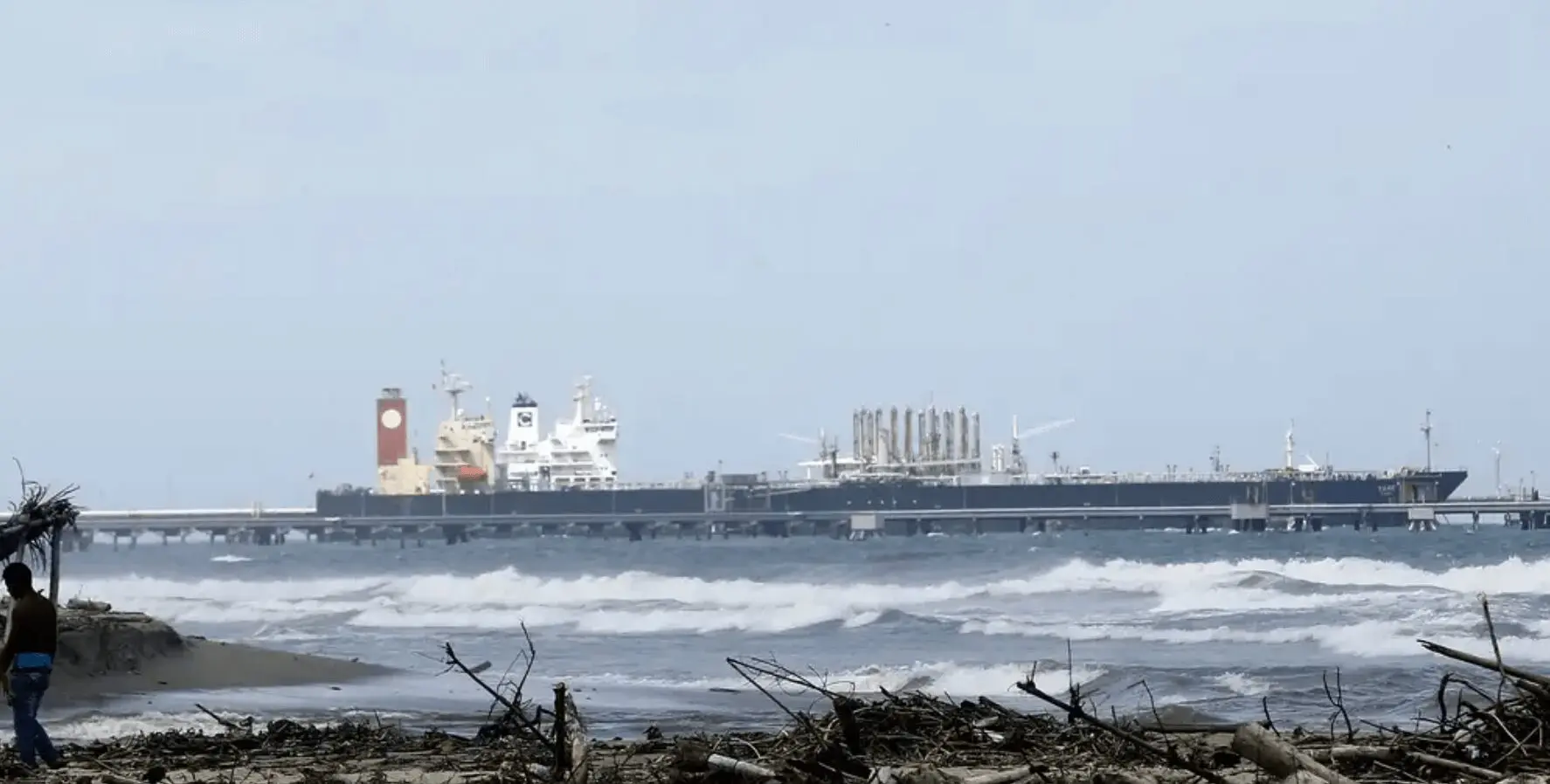 Petrolero Evana en puerto venezolano durante tensiones diplomáticas por el bloqueo.