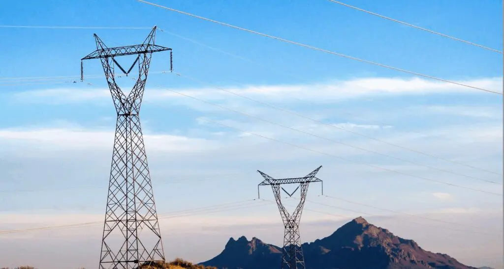 Torres de transmisión eléctrica de la CFE durante labores de modernización en una subestación del país