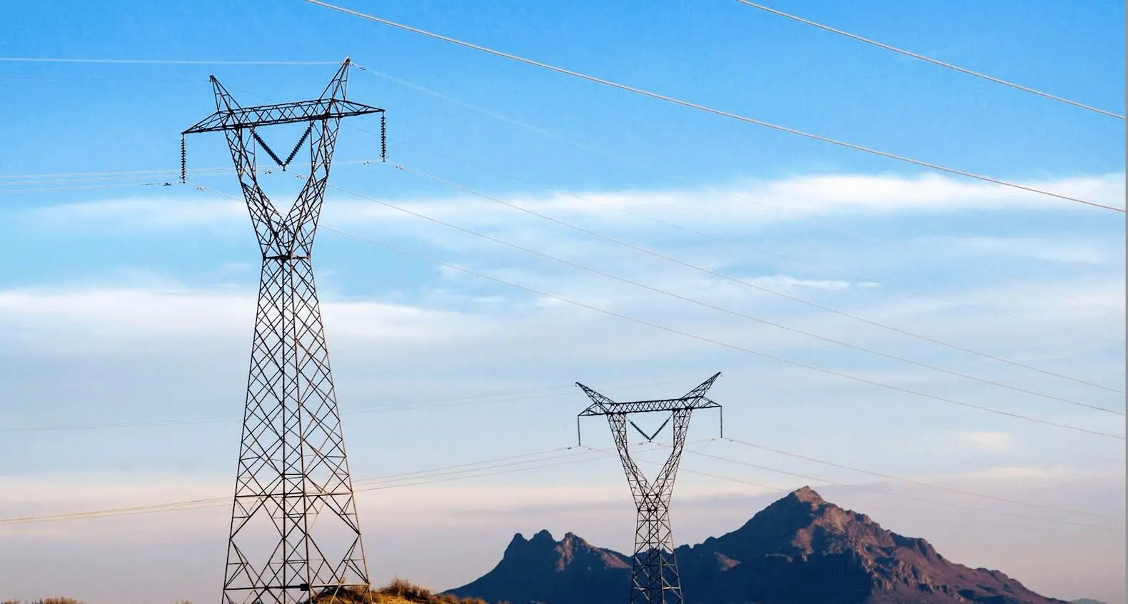 Torres de transmisión eléctrica de la CFE durante labores de modernización en una subestación del país