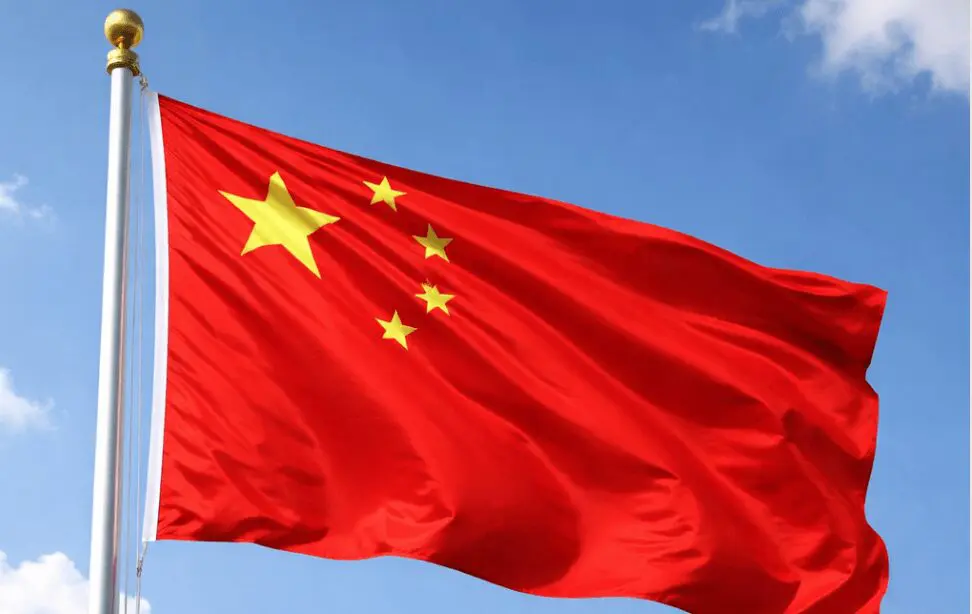 Bandera de China ondea tras anuncio de sanciones por venta de armas a Taiwán