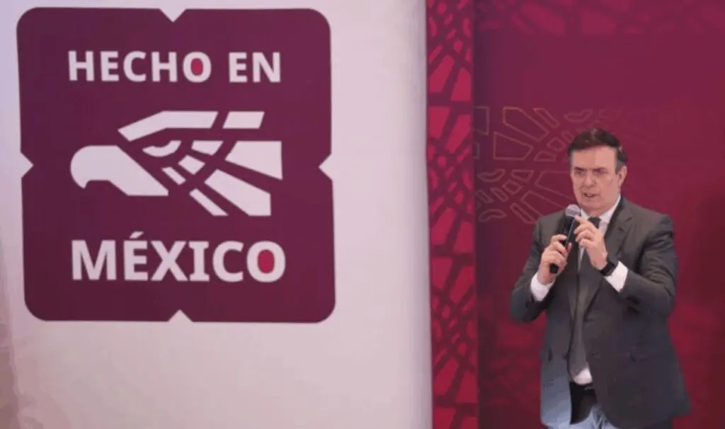 Funcionaria de la Secretaría de Economía durante anuncio del programa Hecho en México