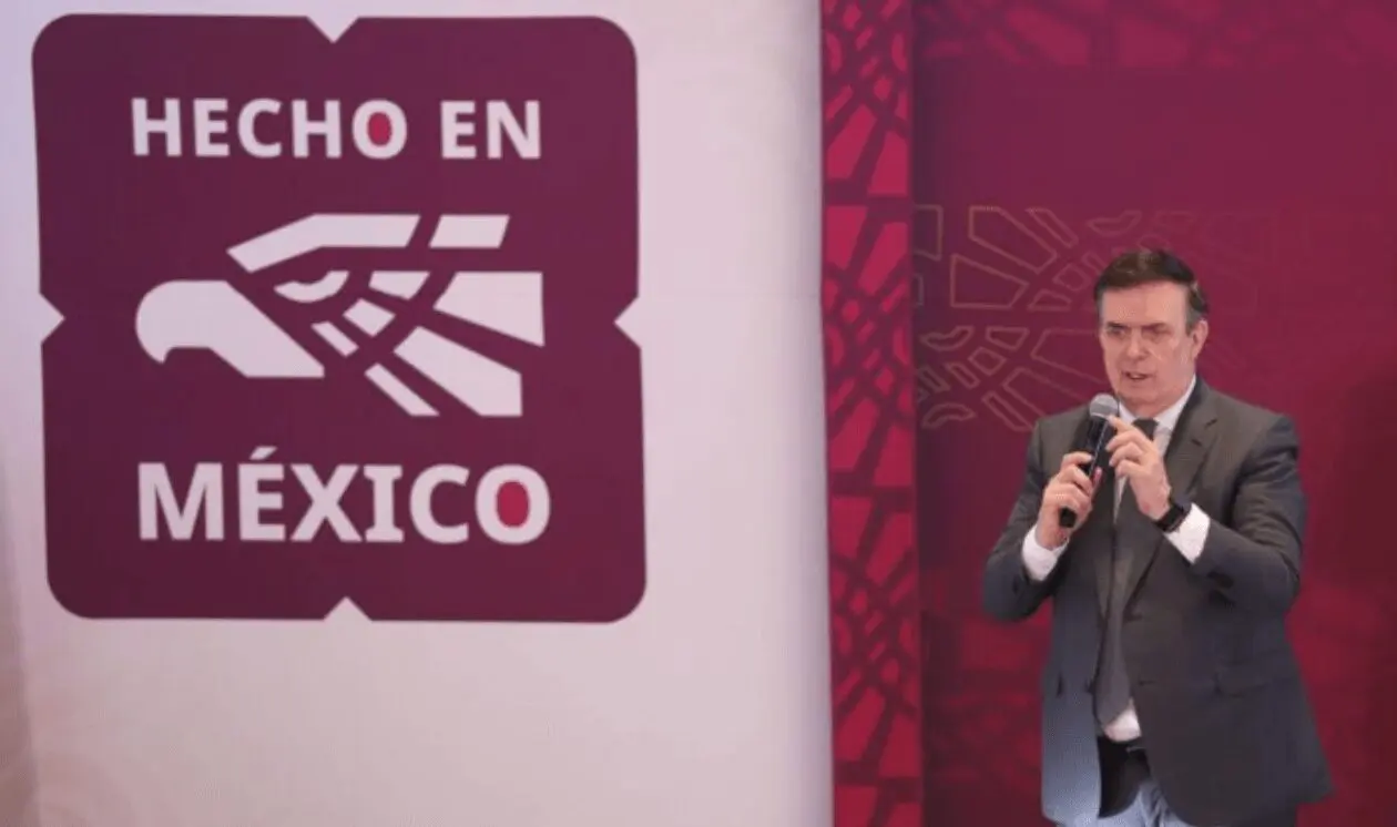 Funcionaria de la Secretaría de Economía durante anuncio del programa Hecho en México