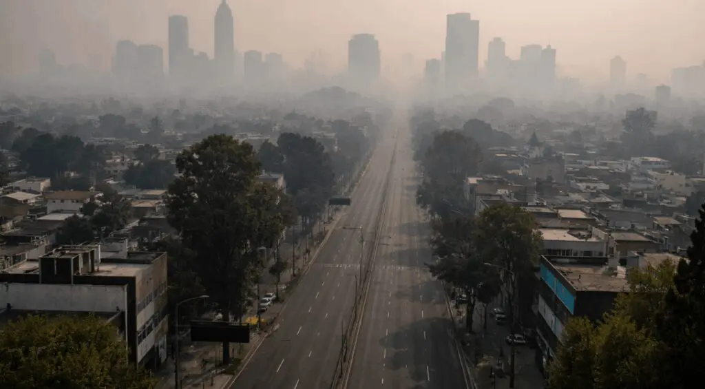 Cielo contaminado en la Ciudad de México durante la activación de la contingencia ambiental