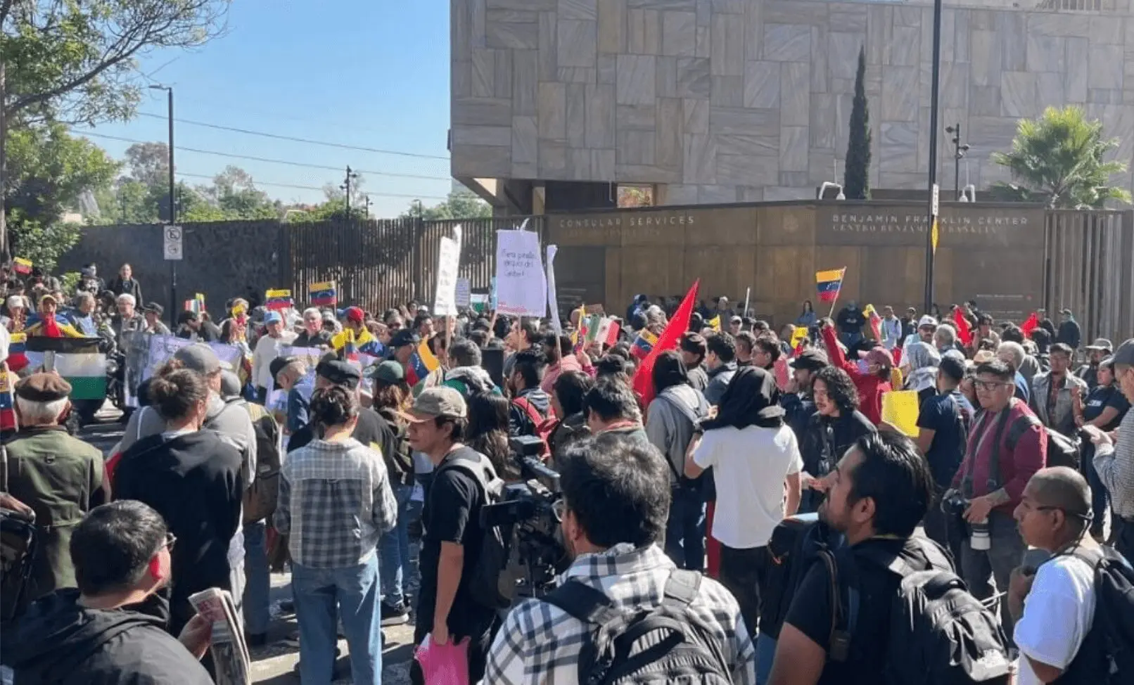 Protesta frente a la embajada de Estados Unidos en CDMX por el ataque militar contra Venezuela
