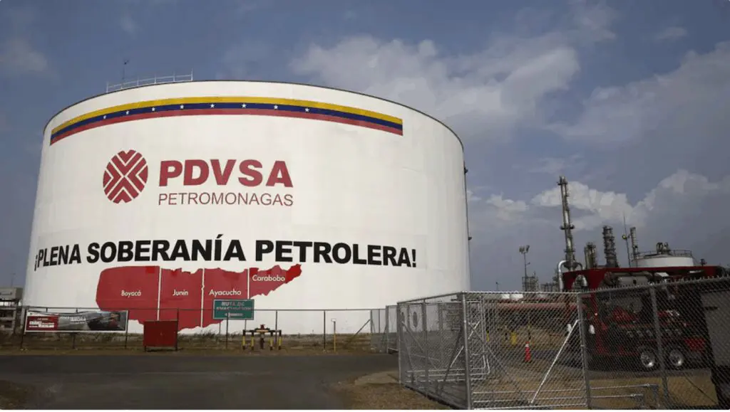 Logotipo de PDVSA en gasolinera de Caracas durante negociaciones petroleras con Estados Unidos