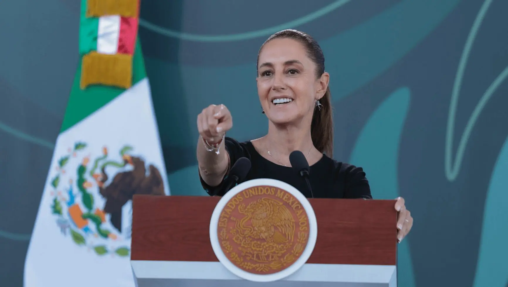 Claudia Sheinbaum muestra gráfica del salario mínimo de México durante conferencia en Acapulco
