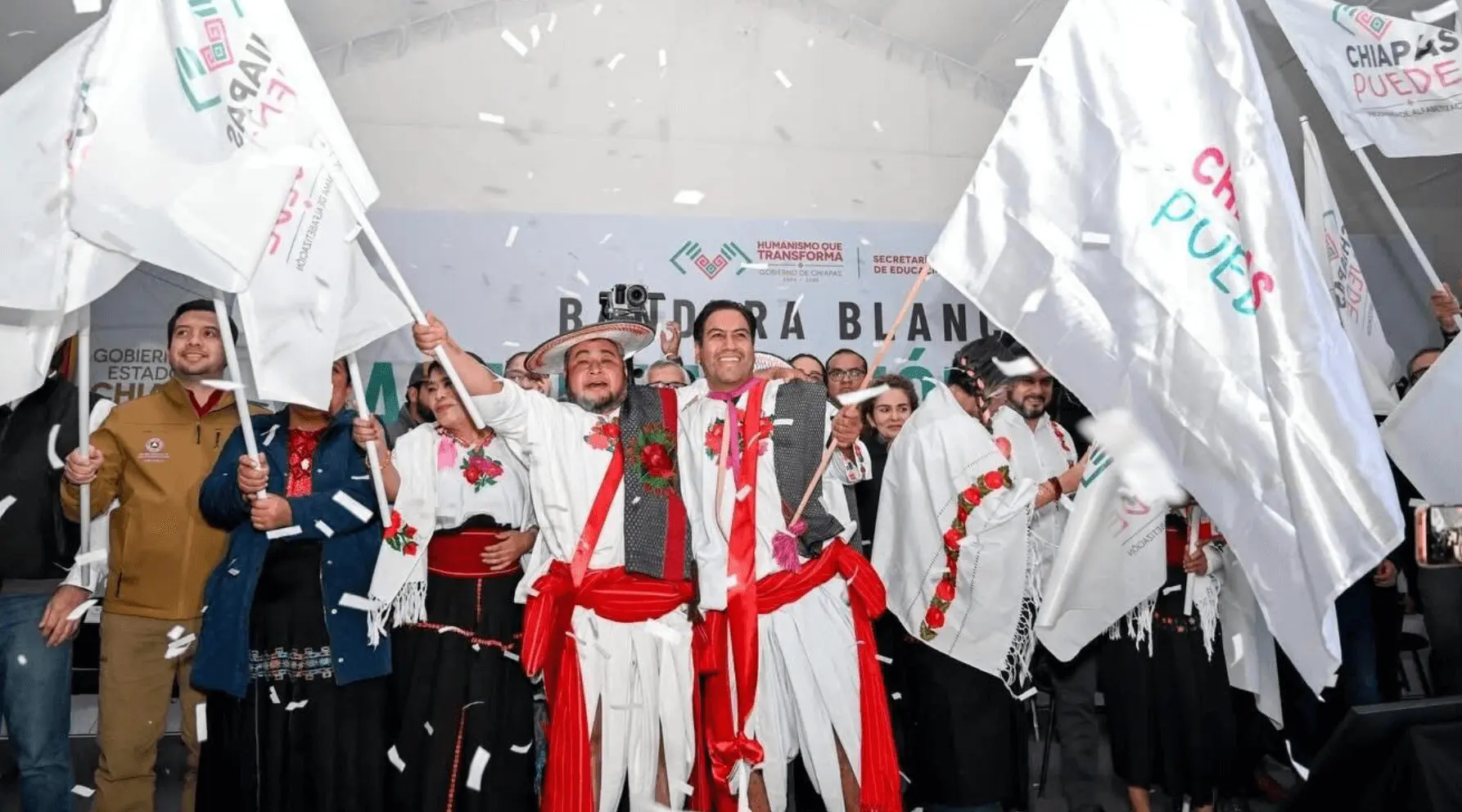 Levanta Eduardo Ramírez segunda bandera blanca por alfabetización en Huixtán