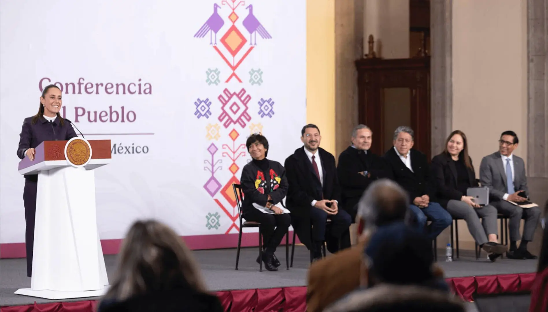 La presidenta Claudia Sheinbaum durante su conferencia matutina en el Salón Tesorería de Palacio Nacional